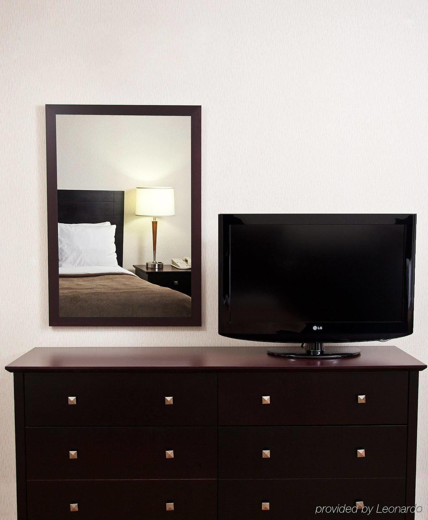 Quality Inn And Suites Montreal East Zimmer foto